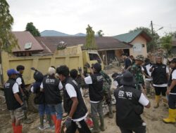 Relawan BRI Peduli Bersihkan Sekolah di Aceh Tamiang