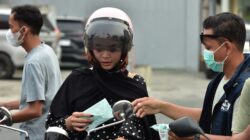Kualitas Udara Kategori Berbahaya, PFI Palu Bagikan Masker ke Pengendara
